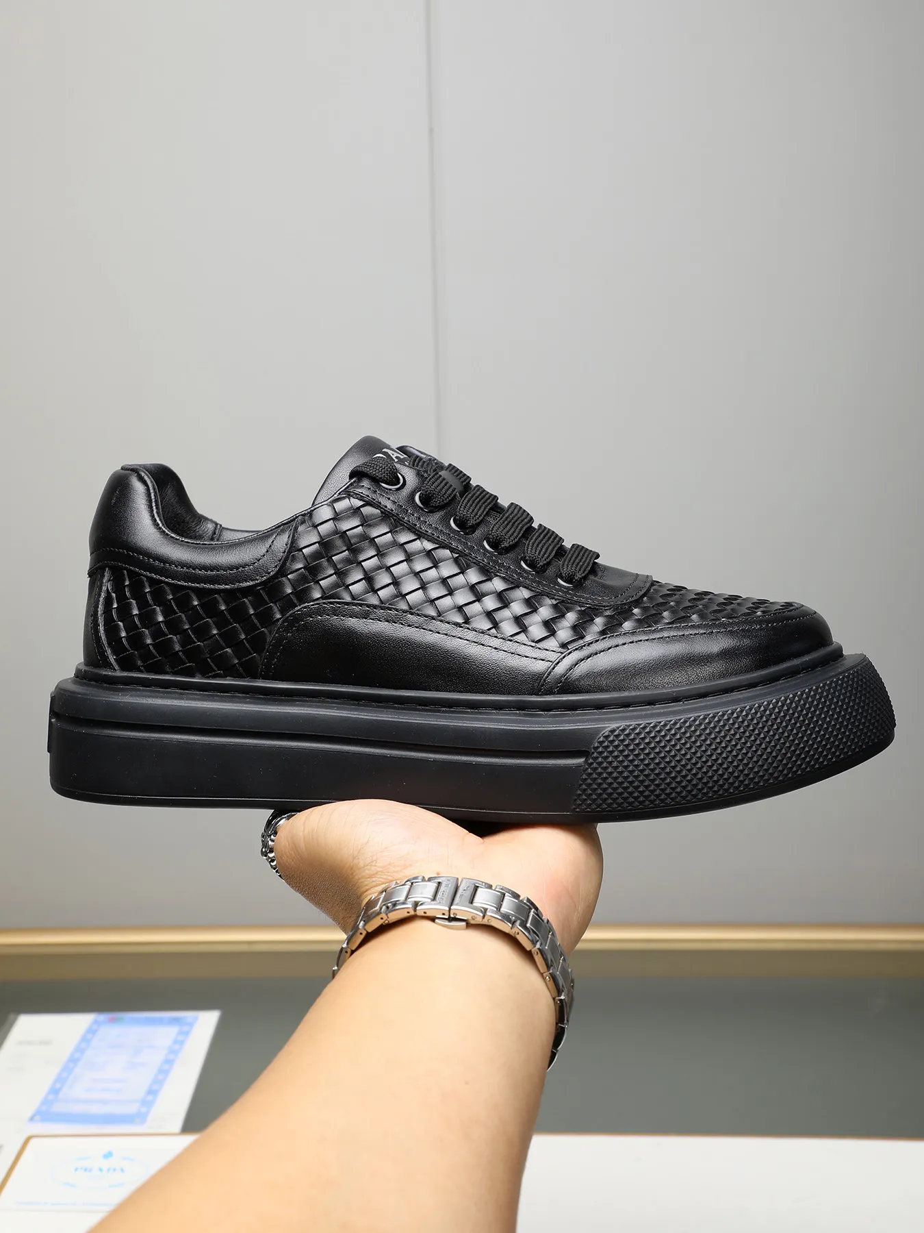 Men's shoes 💰500 Prada/Prada Men's new casual shoes, this upper is made of imported calfskin. The outside is decorated with the P family's classic metal triangle enamel logo, with cowhide lining and cowhide for the foot pads. The outsole is made of non-slip sports exclusive rubber outsole with logo, which feels good on the feet. It is a fashionable and fashionable item!  Size: 38-44 (45 customized)